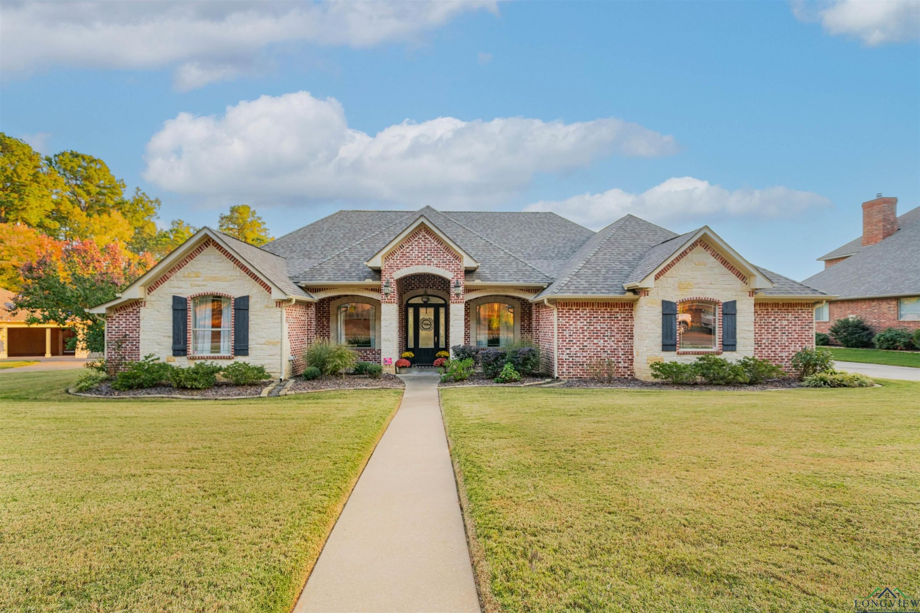 111 Rutland Dr - Home for sale in Hallsville, TX