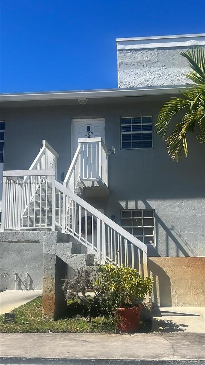 438 NE 210th Cir Ter, Miami, FL