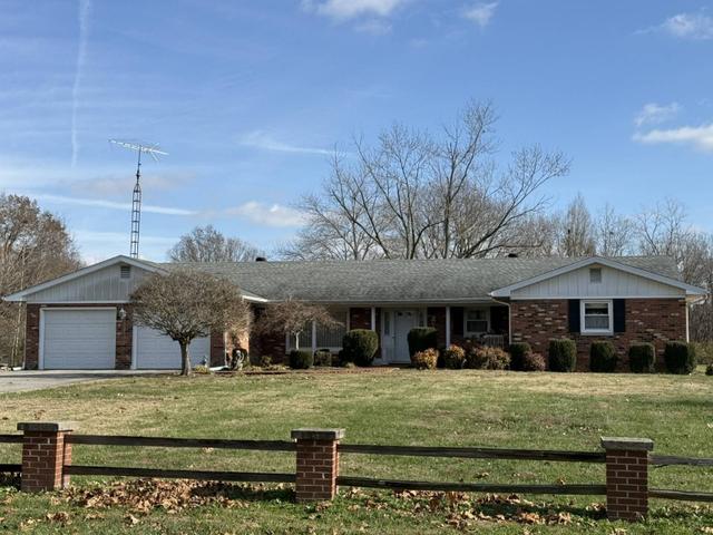 1598 CR 1100 E, Carmi, IL