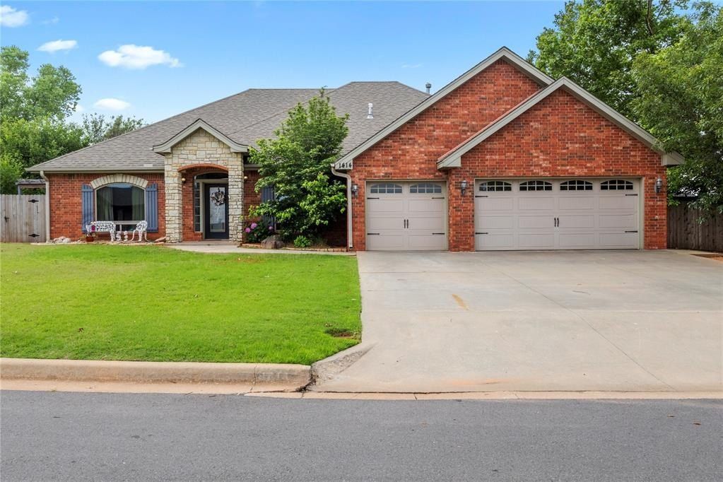 1414 Chisholm Trail - Home for sale in Weatherford, OK