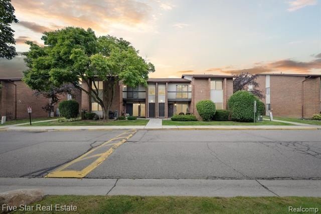 33873 Pondview Circle, Livonia, MI