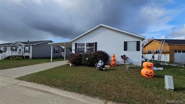 115 Pine Lakes Drive W - Home for sale in Lapeer, MI