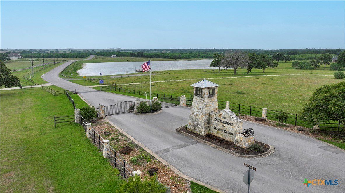 10 Patriot Circle lot: 10 - Home for sale in Luling, TX