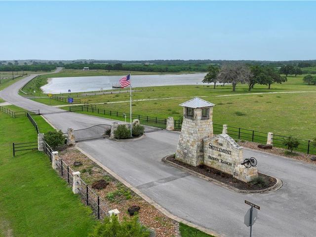 10 Patriot Circle lot: 10 - Home for sale in Luling, TX
